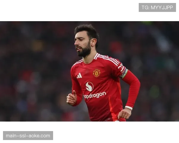 更衣室的领袖：镜头记录下B费在曼联平局后对年轻队员的鼓励