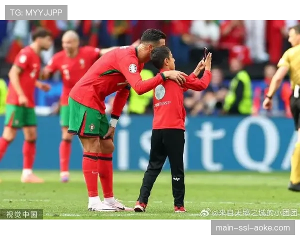 暖心花絮：雷恩小球迷冲入场内获签名，保安微笑护送其离场